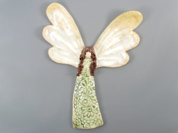 Anioł ceramiczny zielony, zawieszka na ścianę, doskonały prezent na roczek. Niepowtarzalny egzemplarz. Wysokość 24 cm, szerokość 19 cm.