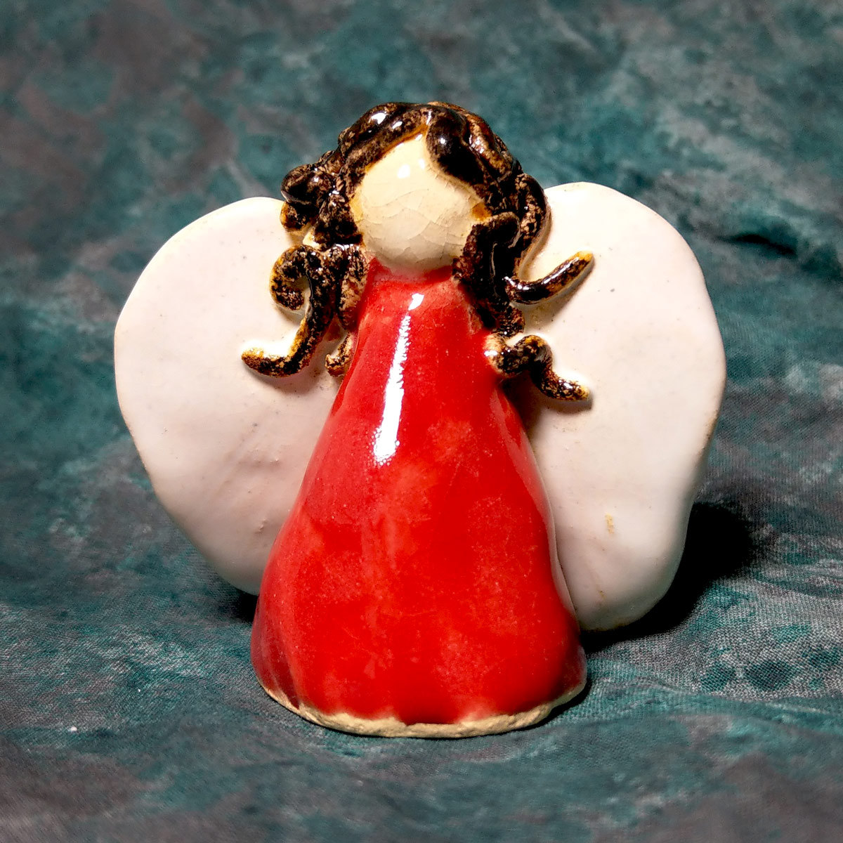 Figurka ceramiczna Aniołek w kolorze czerwonym ręcznie wykonana dekoracja
