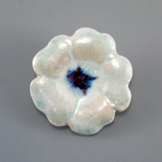 Broszka ceramiczna Perłowy Kwiatek - oryginalna, ozdobna biżuteria do urozmaicenia letniej kreacji