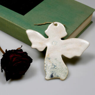 Aniołek na komunię, dekoracja ceramiczna do zawieszenia na ścianie lub oknie. Oryginalny prezent dla gości komunijnych lub weselnych.