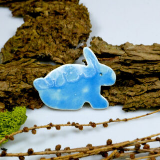 Zajączek ceramiczny na Wielkanoc, szkliwiony na niebiesko, ozdoba lodówki na magnes