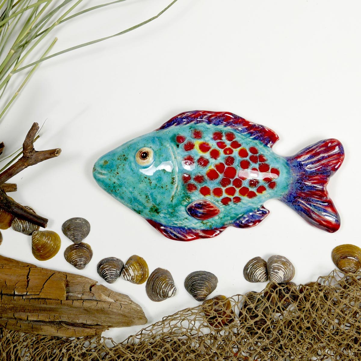 Ceramiczna ryba w czerwone kropki ozdoba ścienna